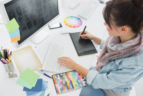 What do online Bachelor's in Graphic Design students study?